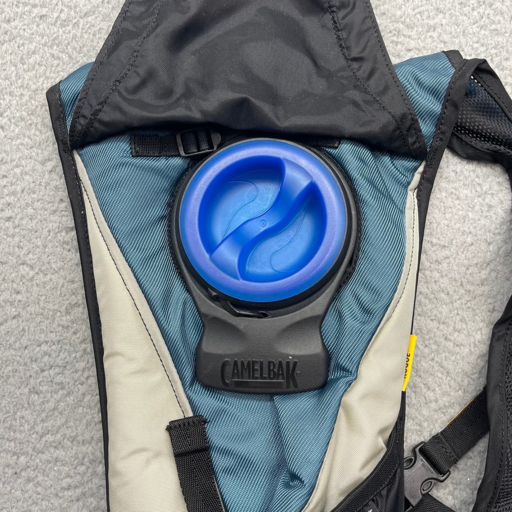CamelBak Rogue 2L Blue Gray Hydration Pack Hiking Trail backpack w/ Reservoir - Picture 7 of 8
